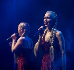 Дуэт «Вишня» на сцене киноконцертного зала «Октябрь»