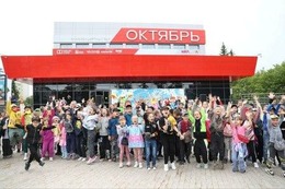 На площади перед ККЗ «Октябрь» сотрудники Сахалинского кинодосугового объединения в День семьи, любви и верности устроили настоящий семейный праздник